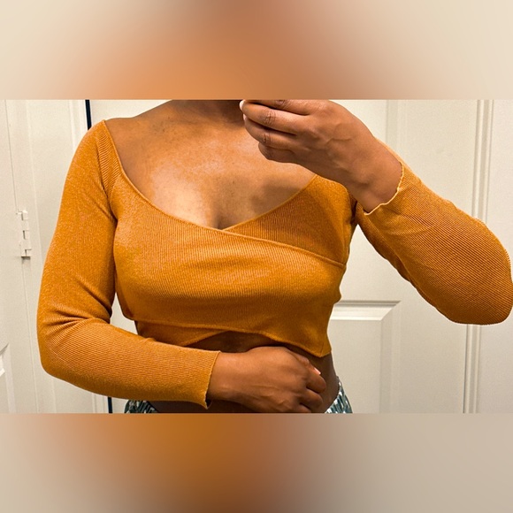 *Like New* Longsleeve Crisscross Crop Top - Picture 1 of 2